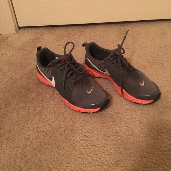 Nike Tennis Shoes size 7.5 - Picture 2 of 3